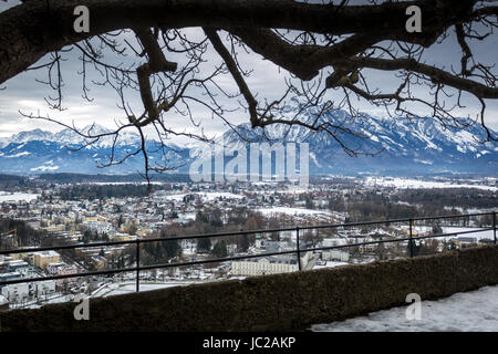 Vista aerea dal vecchio castello sulla antica città di Salisburgo, Austria Foto Stock