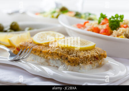 Cotto al forno filetto di pesce fresco in montagna con insalata di cuscus Foto Stock