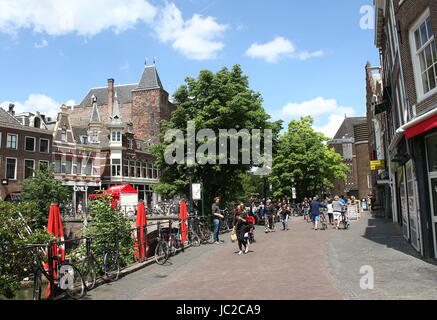 Estate domenica sul canale Oudegracht nel vecchio interno della città di Utrecht, Paesi Bassi con il maniero medievale 'Stadskasteel Oudaen' in background. Foto Stock