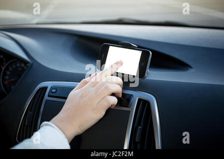 Primo piano della donna utilizzando il navigatore GPS in auto Foto Stock