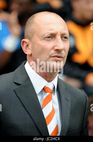 IAN HOLLOWAY BLACKPOOL MANAGER DW STADIUM WIGAN INGHILTERRA 14 Agosto 2010 Foto Stock