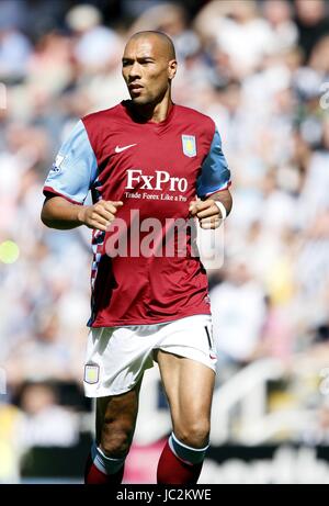 JOHN CAREW Aston Villa FC Aston Villa FC.ST JAMES PARK NEWCASTLE INGHILTERRA 22 Agosto 2010 Foto Stock