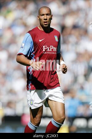 JOHN CAREW Aston Villa FC Aston Villa FC.ST JAMES PARK NEWCASTLE INGHILTERRA 22 Agosto 2010 Foto Stock