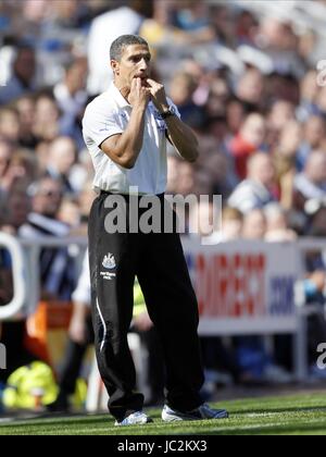 CHRIS HUGHTON Newcastle United FC MANAGER Newcastle United FC MANAGER.ST JAMES PARK NEWCASTLE INGHILTERRA 22 Agosto 2010 Foto Stock