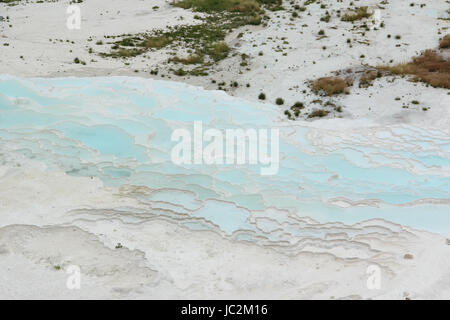 Una vista del travertino dal lato, la più famosa attrazione turistica della Turchia, bianco depositi di calcio Foto Stock