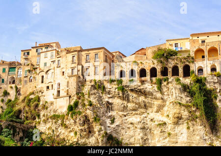 Il centro storico di Tropea è situato su una scogliera Foto Stock