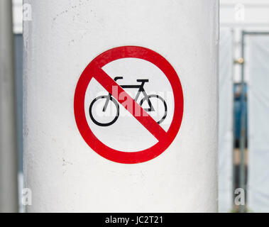 Adesivo con divieto di bicicletta su un palo Foto Stock