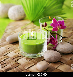 SPA ancora in vita con aromaterapia candela e fiori di orchidea Foto Stock