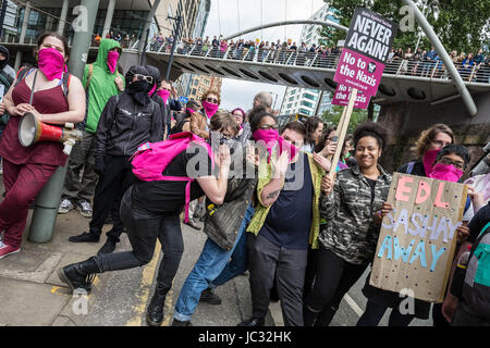 LGBT anti-fascisti opporsi all'anti-islamico marzo piombo da Tommy Robinson nel centro della città di Manchester, UK. Foto Stock