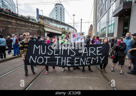 LGBT anti-fascisti opporsi all'anti-islamico marzo piombo da Tommy Robinson nel centro della città di Manchester, UK. Foto Stock