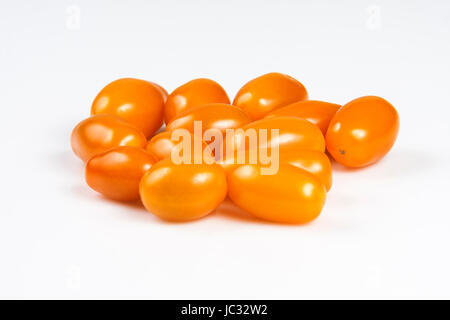 Giallo pomodoro ciliegino isolati su sfondo bianco Foto Stock