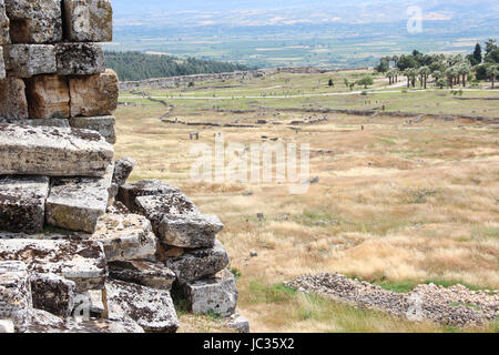 Le rovine della città antica di Hierapolis estate, Turchia. muro rotto del teatro e la vista dalla cima della valle Foto Stock