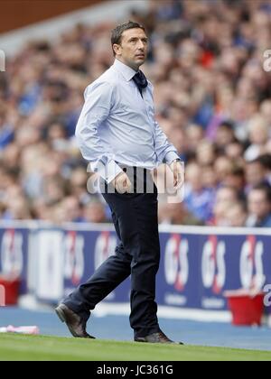 DEREK MCINNES ST.JOHNSTONE FC MANAGER ST.JOHNSTONE FC MANAGER IBROX GLASGOW Scozia 28 Agosto 2010 Foto Stock