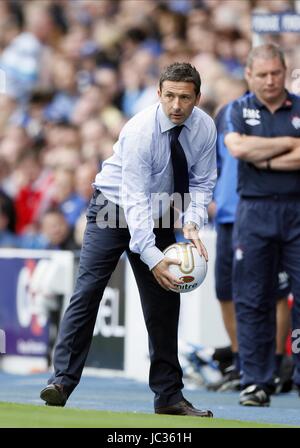 DEREK MCINNES ST.JOHNSTONE FC MANAGER ST.JOHNSTONE FC MANAGER IBROX GLASGOW Scozia 28 Agosto 2010 Foto Stock