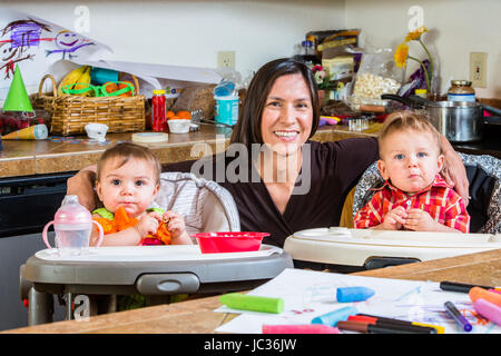 Sorridente madre pone con il suo bebè Foto Stock