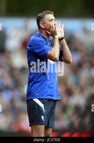 OWEN COYLE grida ai suoi ordini Aston Villa V Bolton Wanderers VILLA PARK Birmingham Inghilterra 18 Settembre 2010 Foto Stock