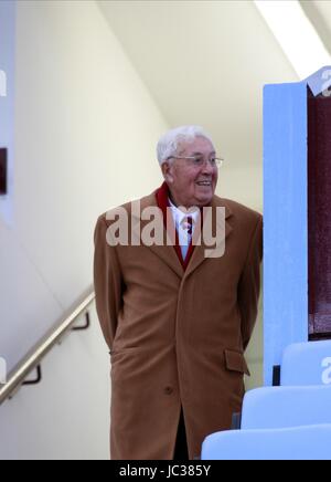 DOUG ELLIS EX Aston Villa FC PRESIDENTE EX Aston Villa FC PRESIDENTE VILLA PARK Birmingham Inghilterra 18 Settembre 2010 Foto Stock