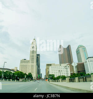 Columbus Ohio skyline e strade nel tardo pomeriggio Foto Stock