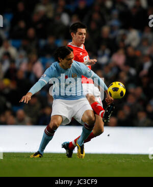 ROQUE SANTA CRUZ & SCOTT DANN Manchester City V BIRMINGHAM C EASTLANDS Manchester Inghilterra 13 Novembre 2010 Foto Stock