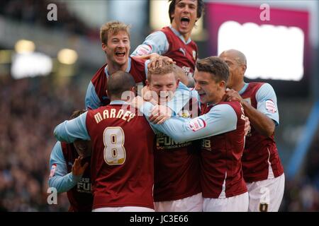 BRIAN EASTON CELEBRA IL SUO OP BURNLEY V LEEDS UNITED TURF MOOR BURNLEY INGHILTERRA 11 Dicembre 2010 Foto Stock