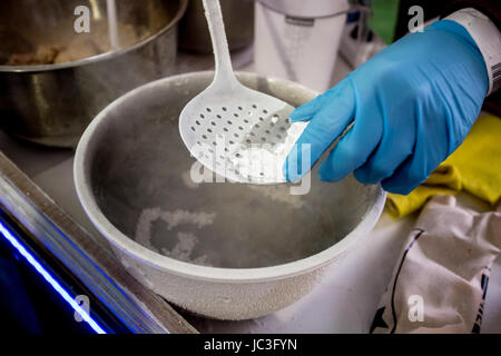 Closeup shot dello chef preparazione del gelato con azoto liquido Foto Stock