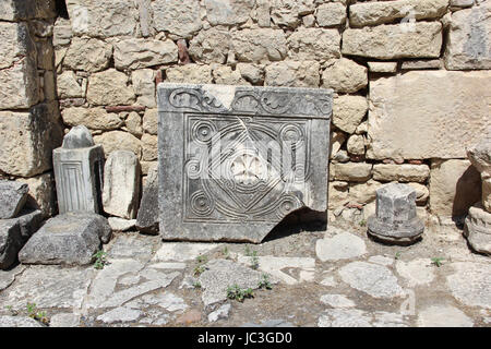 Scolpite in bassorilievo nella chiesa Saint Nicolas, Demre, Turchia, pattern croce sulla pietra la piastra a pavimento. Parete con blocchi di pietra Foto Stock