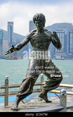 Bruce Lee statua con la famosa citazione Foto Stock