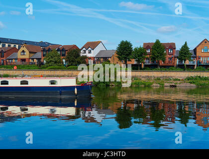 Riverside proprietà riflesse nel fiume Trent, Nottingham, Nottinghamshire, East Midlands, Inghilterra Foto Stock