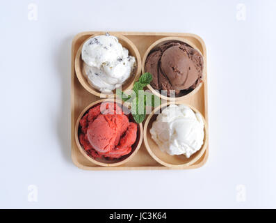 In casa mescolati ice cream scoop sulla ciotola di legno Foto Stock