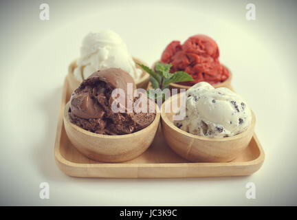In casa mescolati ice cream scoop sulla ciotola di legno Foto Stock