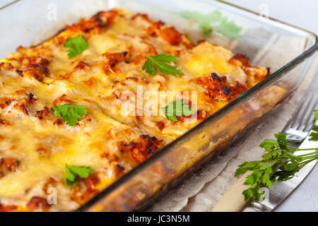 Italiano tradizionale di lasagna di carne cotta in forma di vetro. Foto Stock