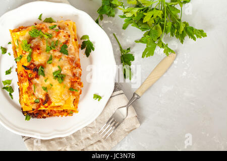 Pezzo di Italiano tradizionale di lasagna di carne su una piastra bianca. Foto Stock