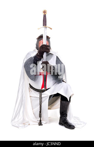 Cavaliere Templare pregando isolato in bianco Foto Stock