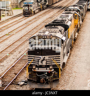 Movimento lento del carbone carri sui binari ferroviari Foto Stock