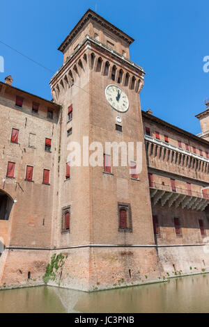 Orologio sul Castello Estense. Ferrara. Emilia Romagna. Italia Foto Stock