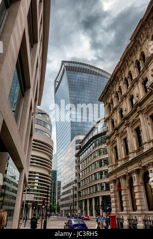 Il vecchio incontra il nuovo nella città di Londra, Regno Unito Foto Stock