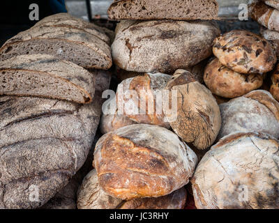 Pila di pane fresco su un mercato degli agricoltori Foto Stock