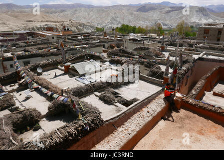 Il buddist monasteri di Lo Manthang,Mustang in Nepal ,attraverso i loro tetti ogni anno si tengono il festival Tiji ogni anno Foto Stock