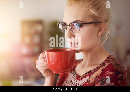 Lei sa come gustare un buon caffè Foto Stock