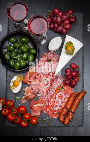 Piatto di antipasti e stuzzichini Foto Stock