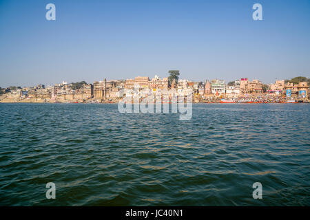 Vista panoramica attraverso il fiume sacro Gange su dashashwamedh ghat, principale ghat, nel sobborgo godowlia Foto Stock