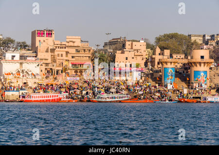 Vista sul fiume santo Ganges su Dashashwamedh Ghat, principale Ghat, nel sobborgo Godowlia Foto Stock