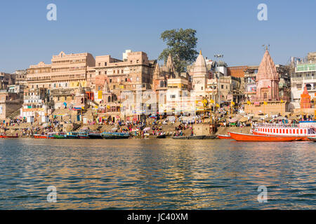 Vista sul fiume santo Ganges su Dashashwamedh Ghat, principale Ghat, nel sobborgo Godowlia Foto Stock