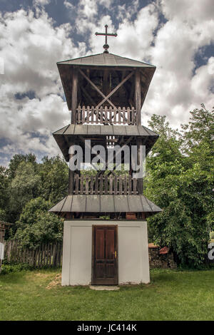 Campagna, Serbia - la vista frontale del legno di un campanile del villaggio chiesa ortodossa Foto Stock