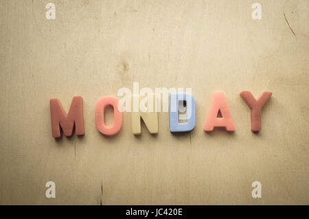 Lettere sul tavolo di legno Foto Stock