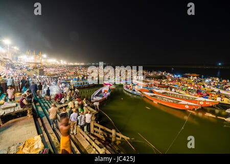 Migliaia di pellegrini su barche sta guardando aartii, una cerimonia religiosa eseguita ogni sera a dashashwamedh ghat, principale ghat, nel sobborgo godow Foto Stock