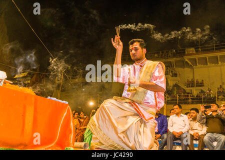 Sacerdoti, dei bramini, eseguono aartii, una cerimonia religiosa, ogni sera al dashashwamedh ghat, principale ghat, nel sobborgo godowlia Foto Stock