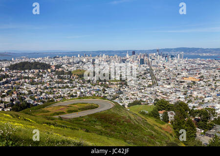 Una vista di San Francisco skyline da Twin Peaks. Si tratta di un immagine di mattina preso in un giorno di primavera quando i fiori selvatici erano in fiore. Foto Stock