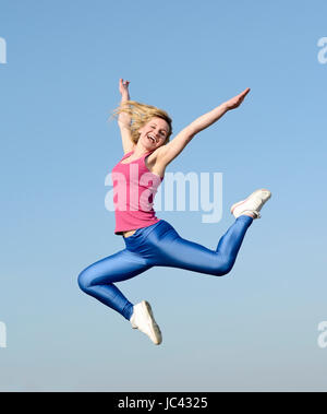 Frau macht Freudensprung Foto Stock