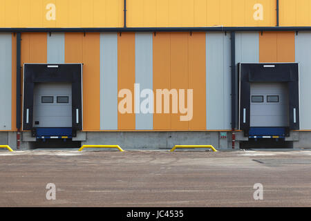 Due rampe per camion di caricamento in corrispondenza del magazzino di distribuzione Foto Stock